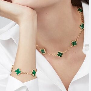 16 Karat green clover necklace, Alhambra pendent gold and green great condition